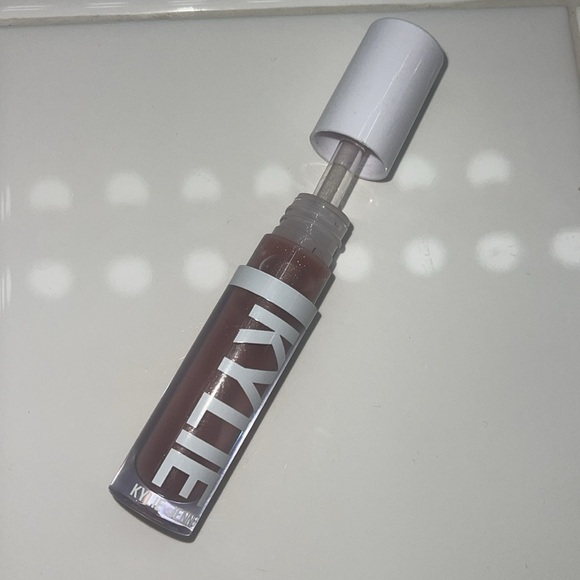 Kylie Jenner Plumping Gloss - Picture 5 of 7